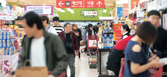 지난달 수출 호조에 힘입어 소비자심리지수 3년 6개월 만에 최고치를 기록한 가운데 황금연휴 기간이 소비심리 반전의 계기 될 것이라는 분석이 나오고 있다. 3일 서울 한 대형마트에서 소비자들이 쇼핑을 하고 있다.  유동일기자 eddieyou@